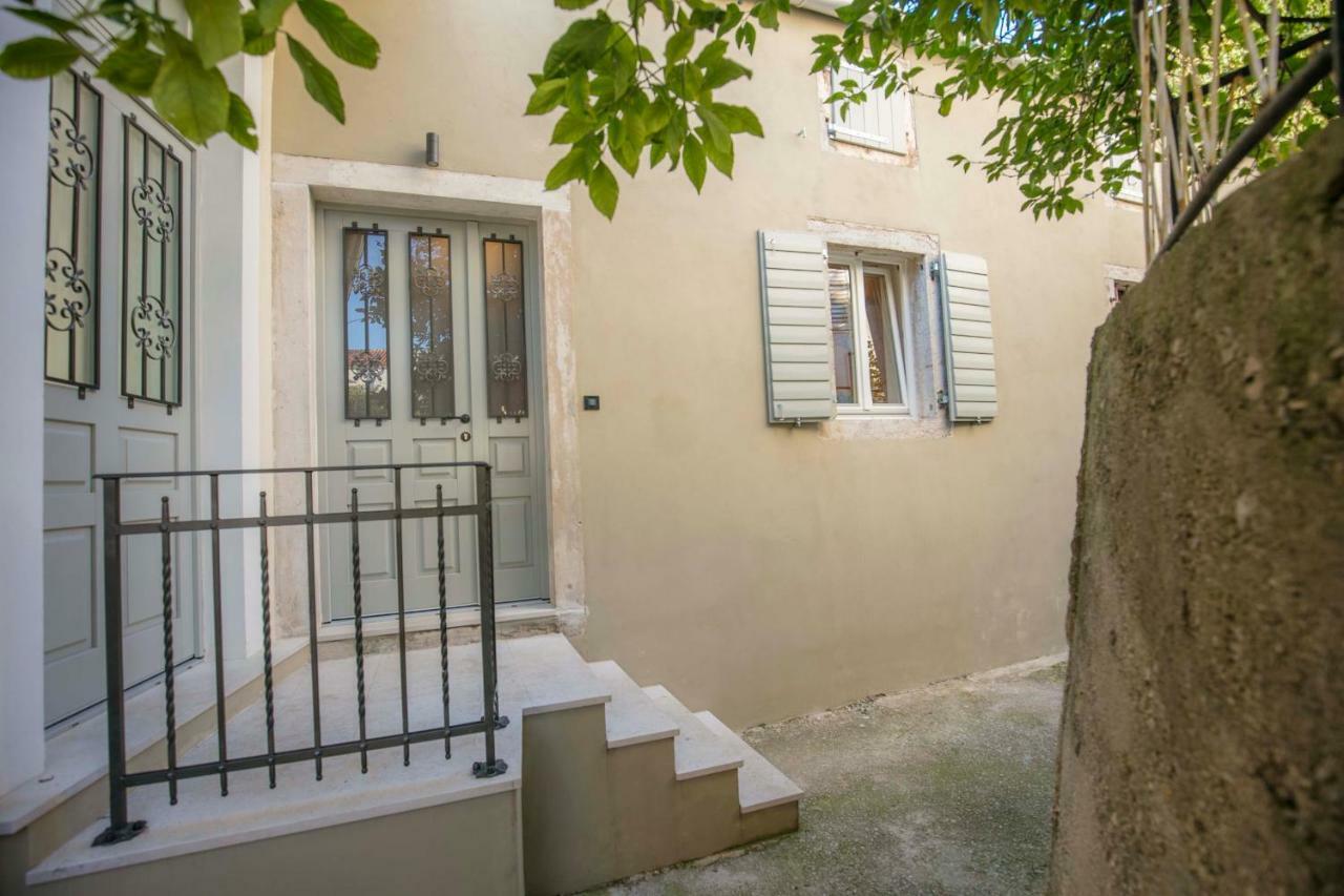 Apartments Villa Adrienne مالي لوشينغْ المظهر الخارجي الصورة